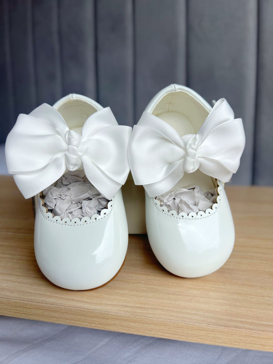 White bow shoes