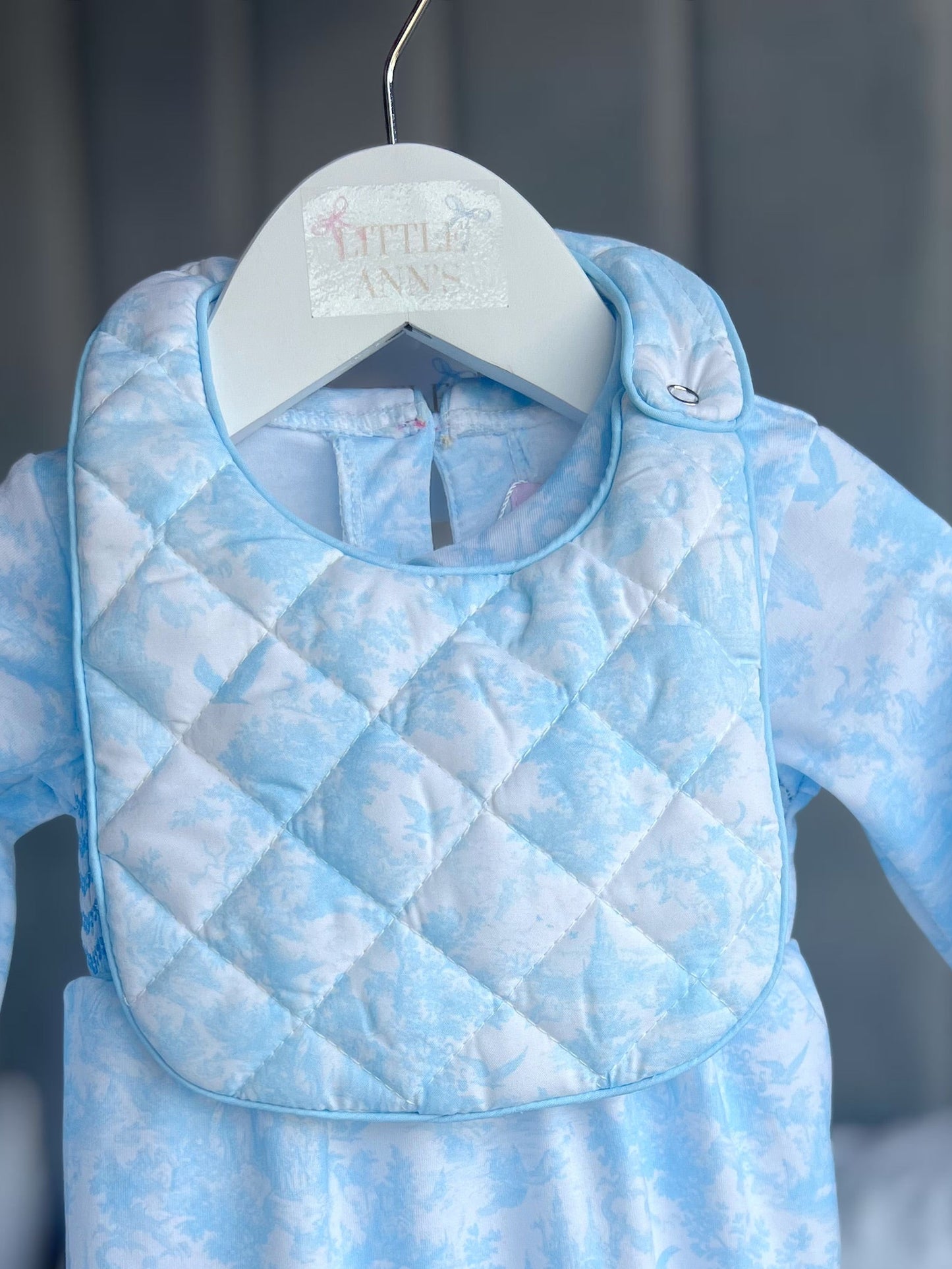 Toile quilted bib